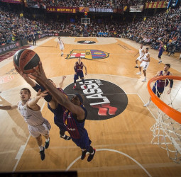 El FC Barcelona alcanza el cuarto puesto de la Euroliga en un increscendo en esta fase regular (77-70)