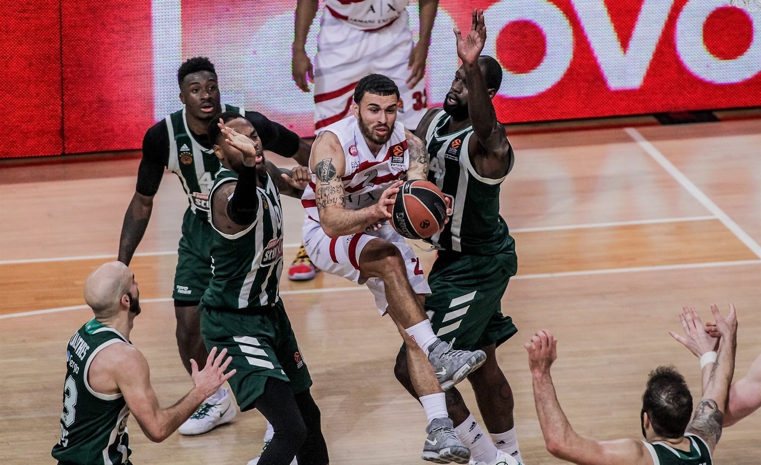 Lío en Milán con Mike James como protagonista