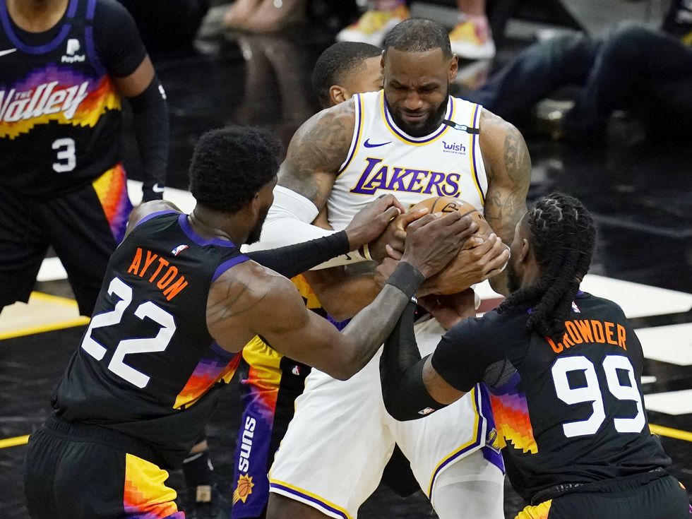 Booker lidera a los Suns a la primera victoria ante los Lakers (99-90) [1-0]