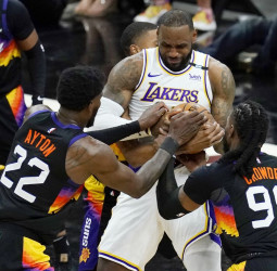Booker lidera a los Suns a la primera victoria ante los Lakers (99-90) [1-0]