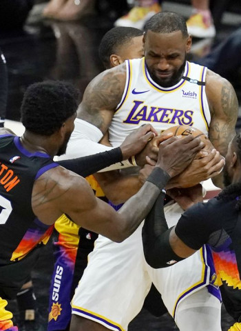 Booker lidera a los Suns a la primera victoria ante los Lakers (99-90) [1-0]