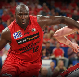 Nathan Jawai mira a Europa tras triunfar en Australia