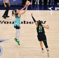 Las Liberty se adelantan en la final con un decisivo lanzamiento de Ionescu, 80-77