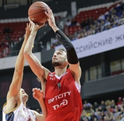 Sam Dekker y Derrick Brown, nombres que suenan como posibles refuerzos interiores para el Unicaja Málaga