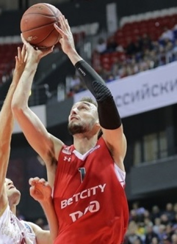 Sam Dekker y Derrick Brown, nombres que suenan como posibles refuerzos interiores para el Unicaja Málaga