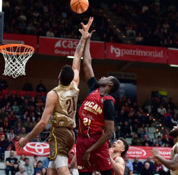 El Bàsquet Girona vuelve a sonreír a domicilio (64-76)