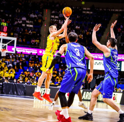 Lenovo Tenerife golpea primero (78-77). Salin, 27 puntos