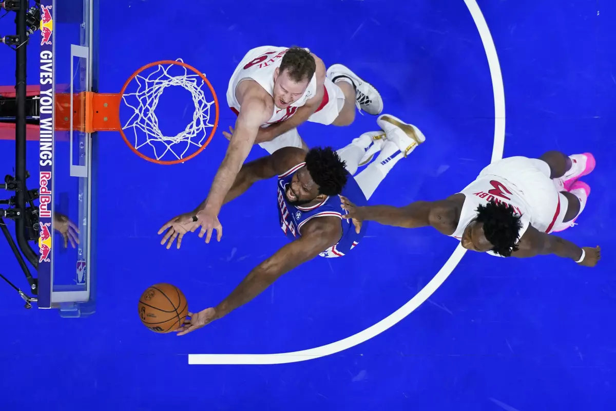 Embiid brilla en la victoria de los 76ers, 114-99