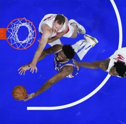 Embiid brilla en la victoria de los 76ers, 114-99