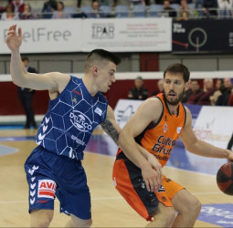 Remontada final del Valencia Basket y victoria en la pista del Delteco GBC (66-67)