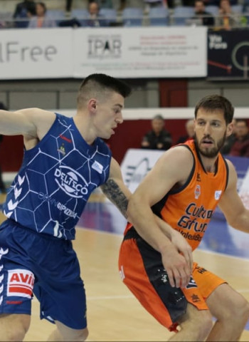 Remontada final del Valencia Basket y victoria en la pista del Delteco GBC (66-67)