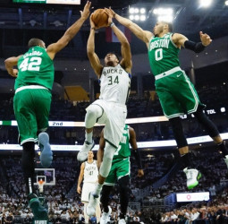 Middleton y Antetokounmpo hacen reaccionar a los Bucks (102-123) [1-1]