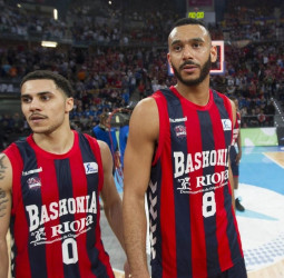 El Baskonia espera la decisión de Hanga y Larkin