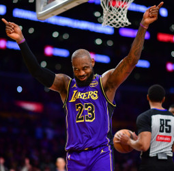 LeBron James, objeto de deseo: cuatro equipos ya han preguntado por él
