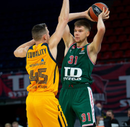 TD Systems Baskonia suma en EuroLeague y se hace fuerte en el Buesa (77-60)
