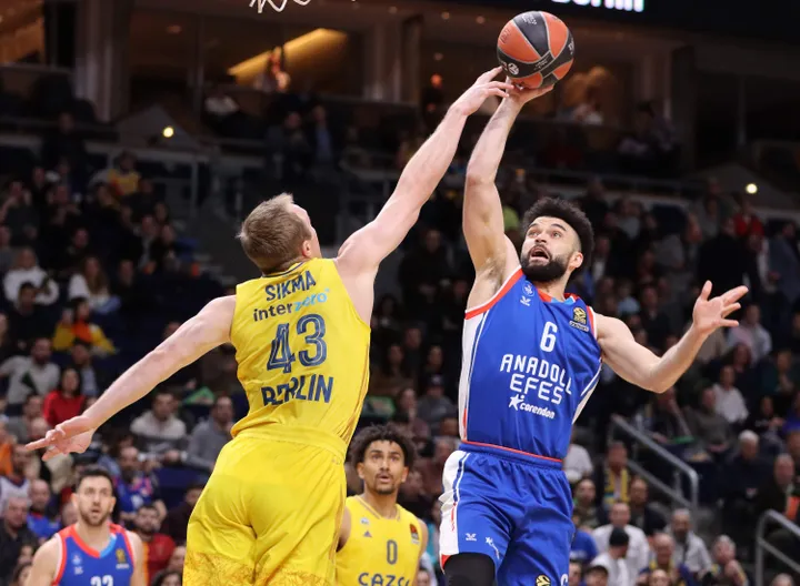 Un mate de Luke Sikma hunde al Anadolu Efes, 95-93