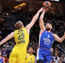 Un mate de Luke Sikma hunde al Anadolu Efes, 95-93