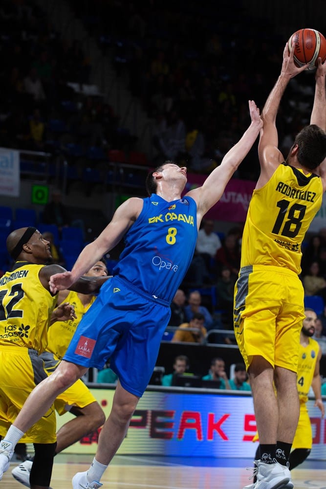 Paseo con canteranos del Iberostar Tenerife ante el Opava (97-38). Pierre-Antonie Gillet 36 de valoración