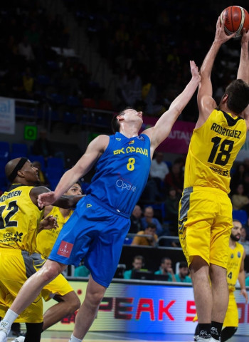 Paseo con canteranos del Iberostar Tenerife ante el Opava (97-38). Pierre-Antonie Gillet 36 de valoración