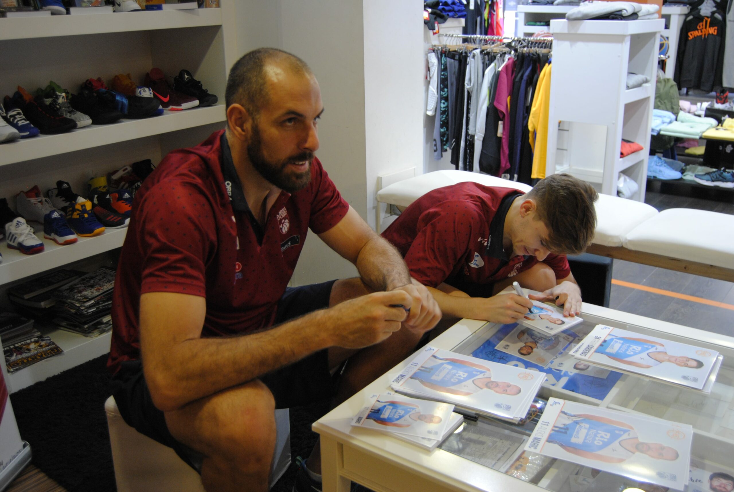 Fran Cárdenas y Aleks Maric disfrutan y se divierten con los aficionados en la firma de autógrafos en Tiro Libre Scq