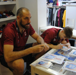 Fran Cárdenas y Aleks Maric disfrutan y se divierten con los aficionados en la firma de autógrafos en Tiro Libre Scq
