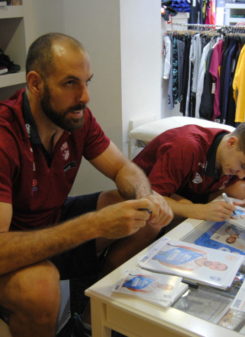 Fran Cárdenas y Aleks Maric disfrutan y se divierten con los aficionados en la firma de autógrafos en Tiro Libre Scq