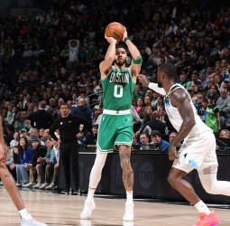 Tatum guía el camino de los Celtics, 118-115