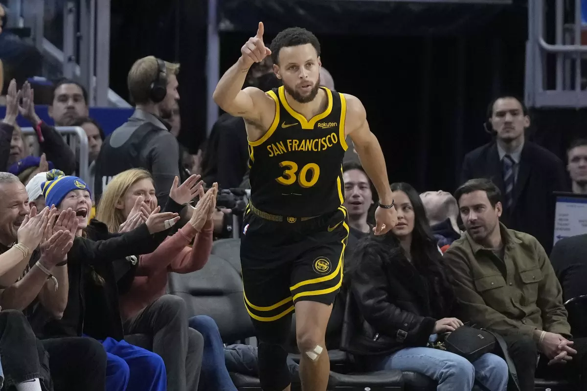 Apurada victoria de los Warriors sobre los Pistons por obra y gracia de Curry