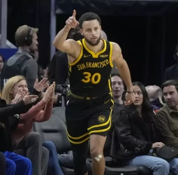 Apurada victoria de los Warriors sobre los Pistons por obra y gracia de Curry