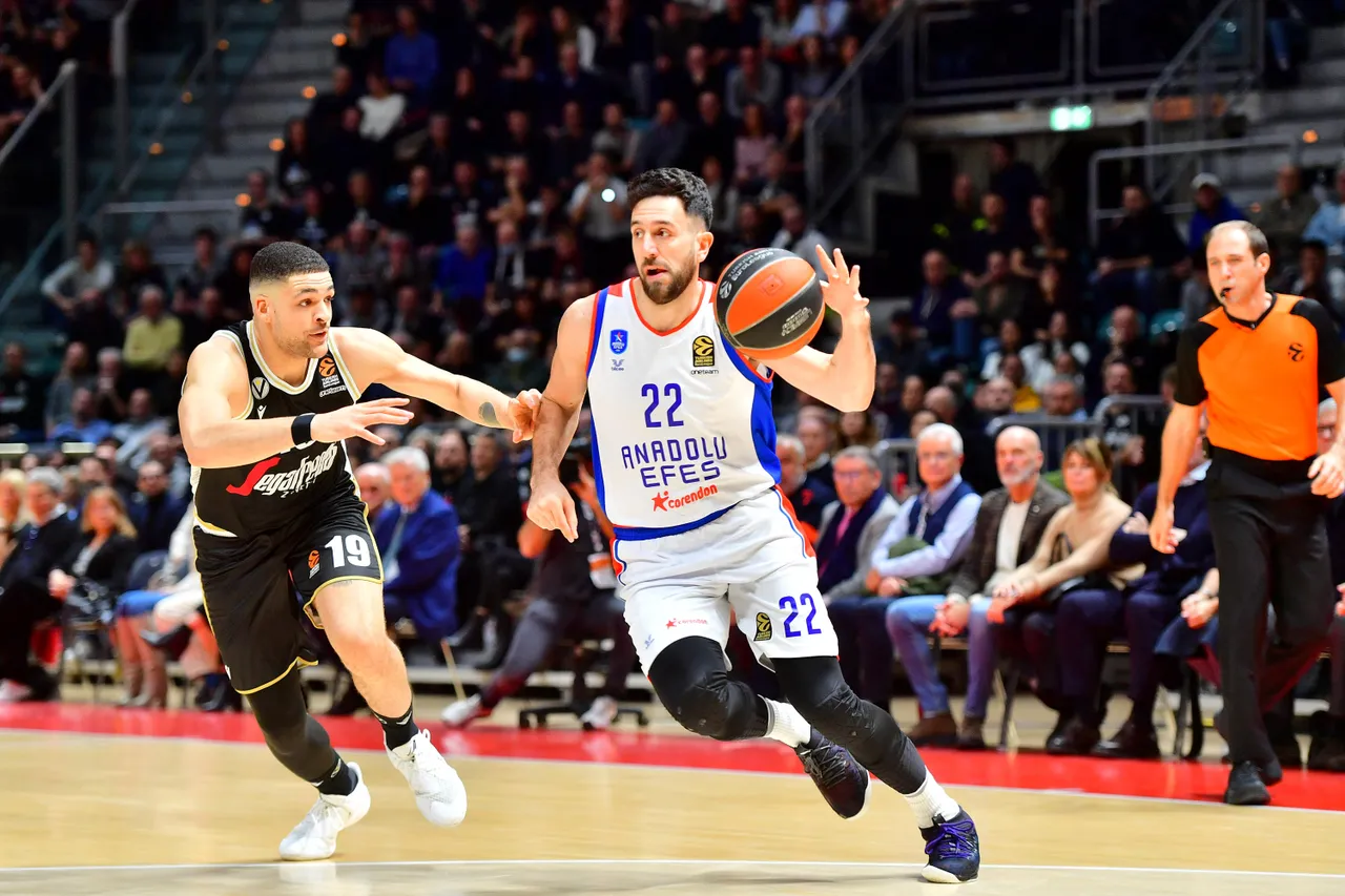El Efes frena al Virtus y logra su tercera victoria consecutiva (80-85)