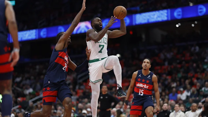 Jaylen Brown toma el mando en los Celtics, 108-96