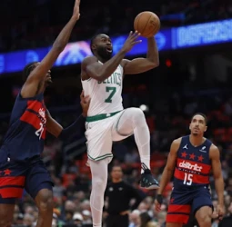 Jaylen Brown toma el mando en los Celtics, 108-96