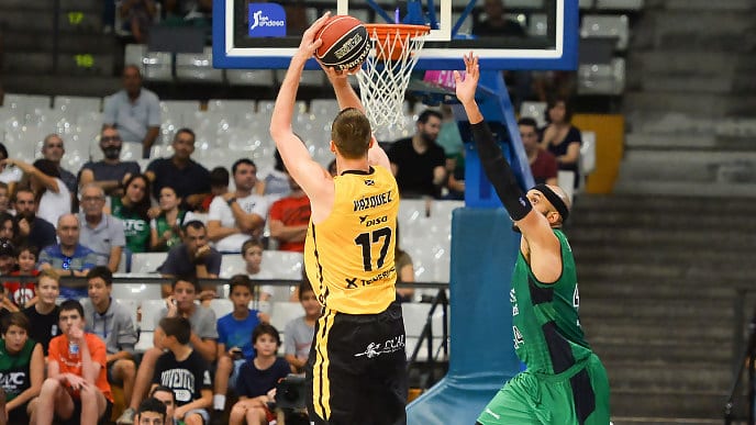 Ponitka y Vázquez marcan el camino de la victoria tinerfeña ante un irregular Joventut (73-76)