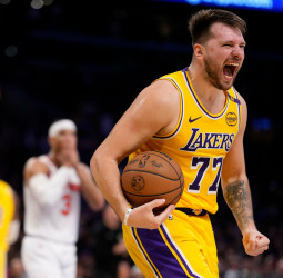 Victoria en tiempo extra: Doncic y James lideran a los Lakers sobre los Knicks, 109-113