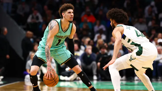 LaMelo Ball apuntilla a los Bucks, 115-114