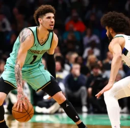 LaMelo Ball apuntilla a los Bucks, 115-114