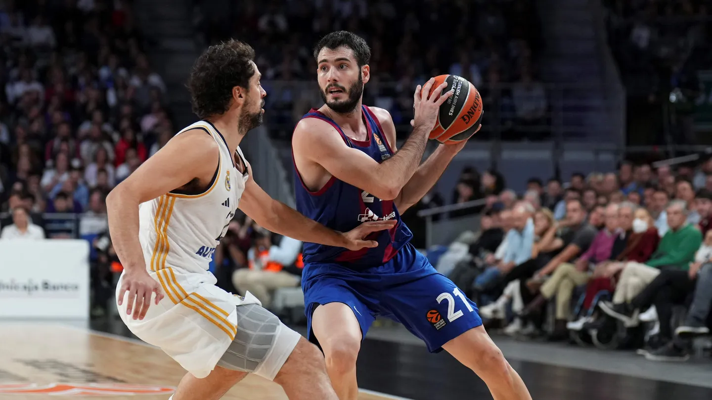 El Real Madrid se lleva un desdibujado derbi ante el Barcelona, 65-64