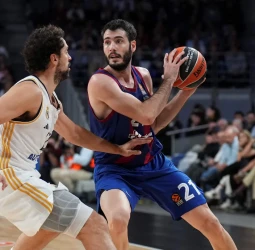 El Real Madrid se lleva un desdibujado derbi ante el Barcelona, 65-64