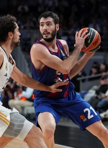 El Real Madrid se lleva un desdibujado derbi ante el Barcelona, 65-64