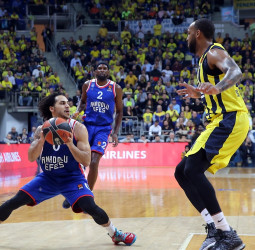 El Anadolu Efes confirma su gran estado de forma ganando al Fenerbahce (73-81)