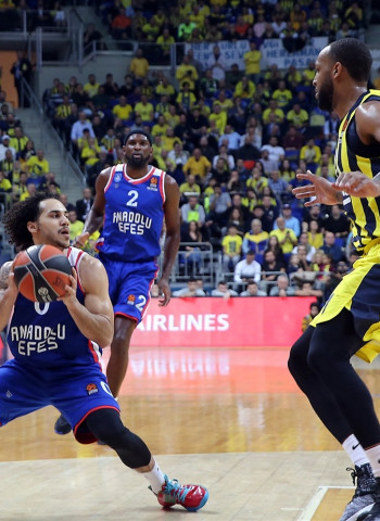 El Anadolu Efes confirma su gran estado de forma ganando al Fenerbahce (73-81)