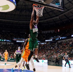 Fiesta del Unicaja en el derbi andaluz (106-60)