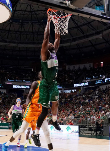 Fiesta del Unicaja en el derbi andaluz (106-60)