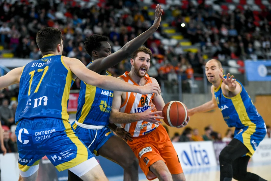 El Leyma Coruña apabulla al Menorca, 105-73