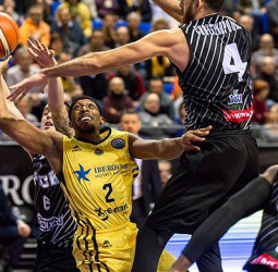 Josh Akognon sufre una fractura en la rótula de su rodilla derecha