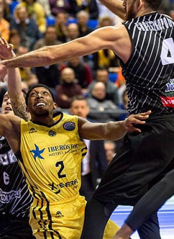 Josh Akognon sufre una fractura en la rótula de su rodilla derecha
