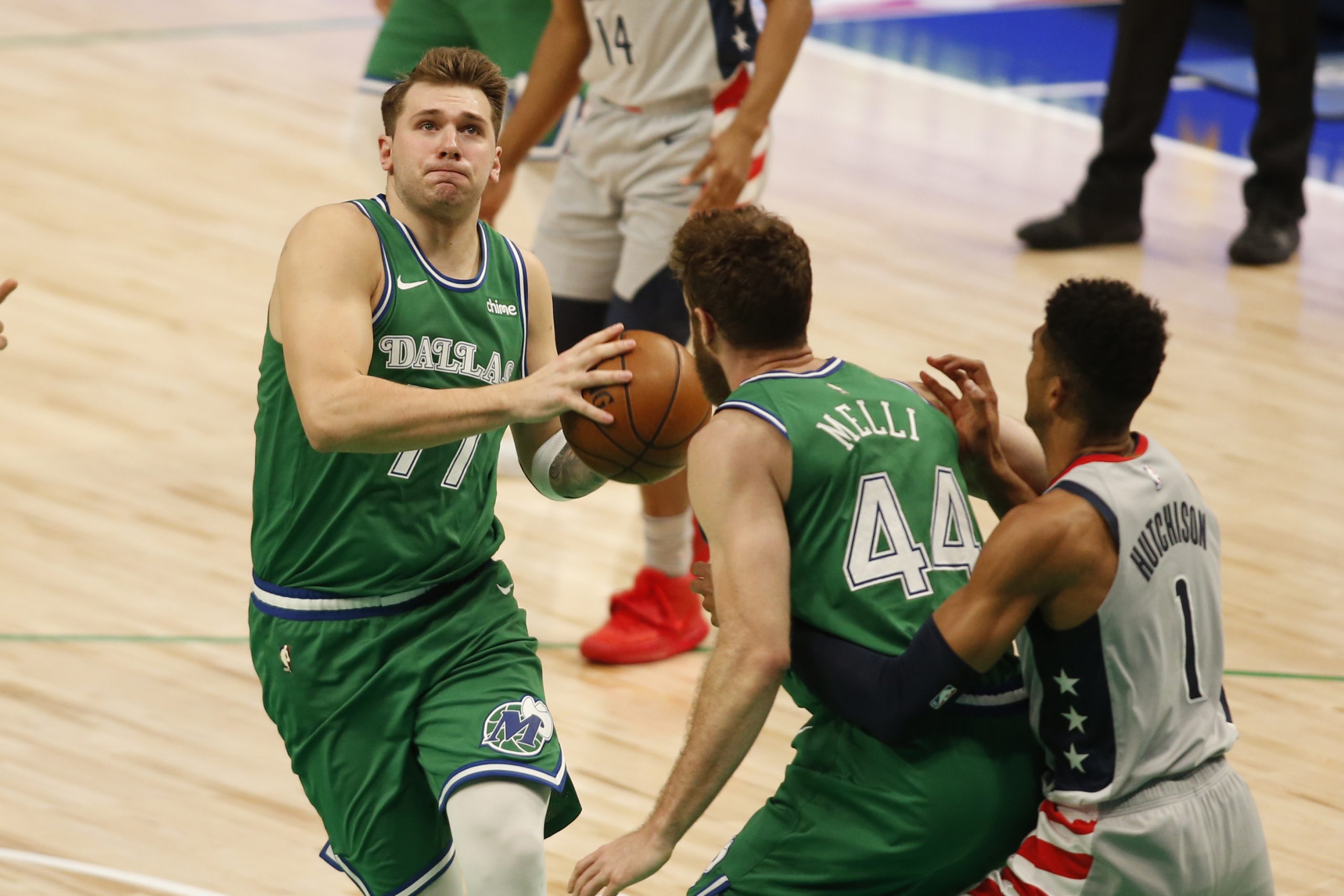 Luka Doncic logra un triple-doble histórico