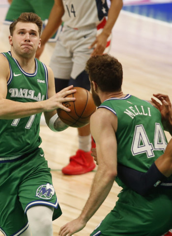Luka Doncic logra un triple-doble histórico
