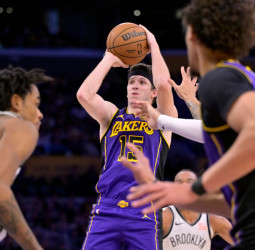 Entre Austin y LeBron aplacan a los Nets, 101-102