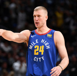 Mason Plumlee se va a los Detroit Pistons